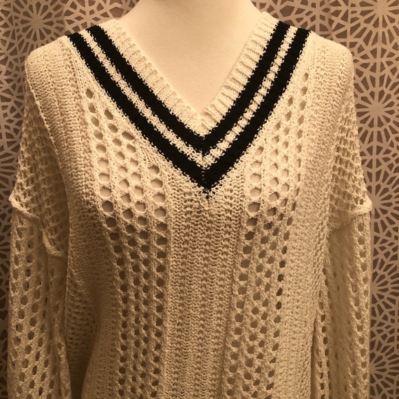 Vici Sweaters - VICI Size Large Off White Long Sleeve Sweater Top